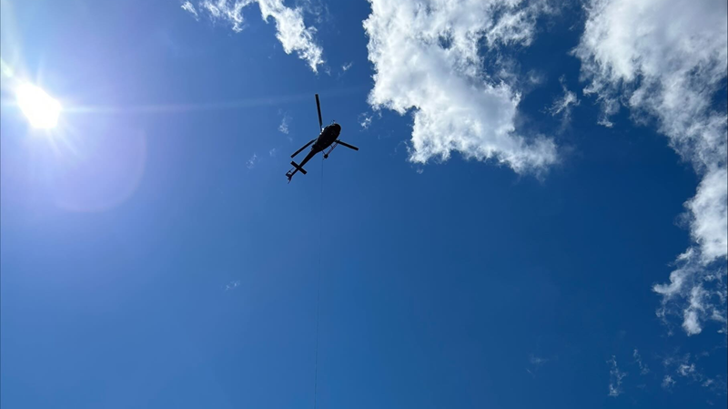Ferienhaus-Sanierung durch Graber-Holzbau mit dem Transport durch Helikopter