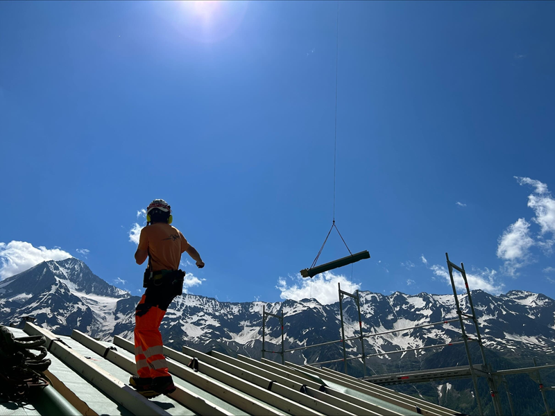 Ferienhaus-Sanierung durch Graber-Holzbau mit der Anlieferung der Dachelementen durch Helikopter